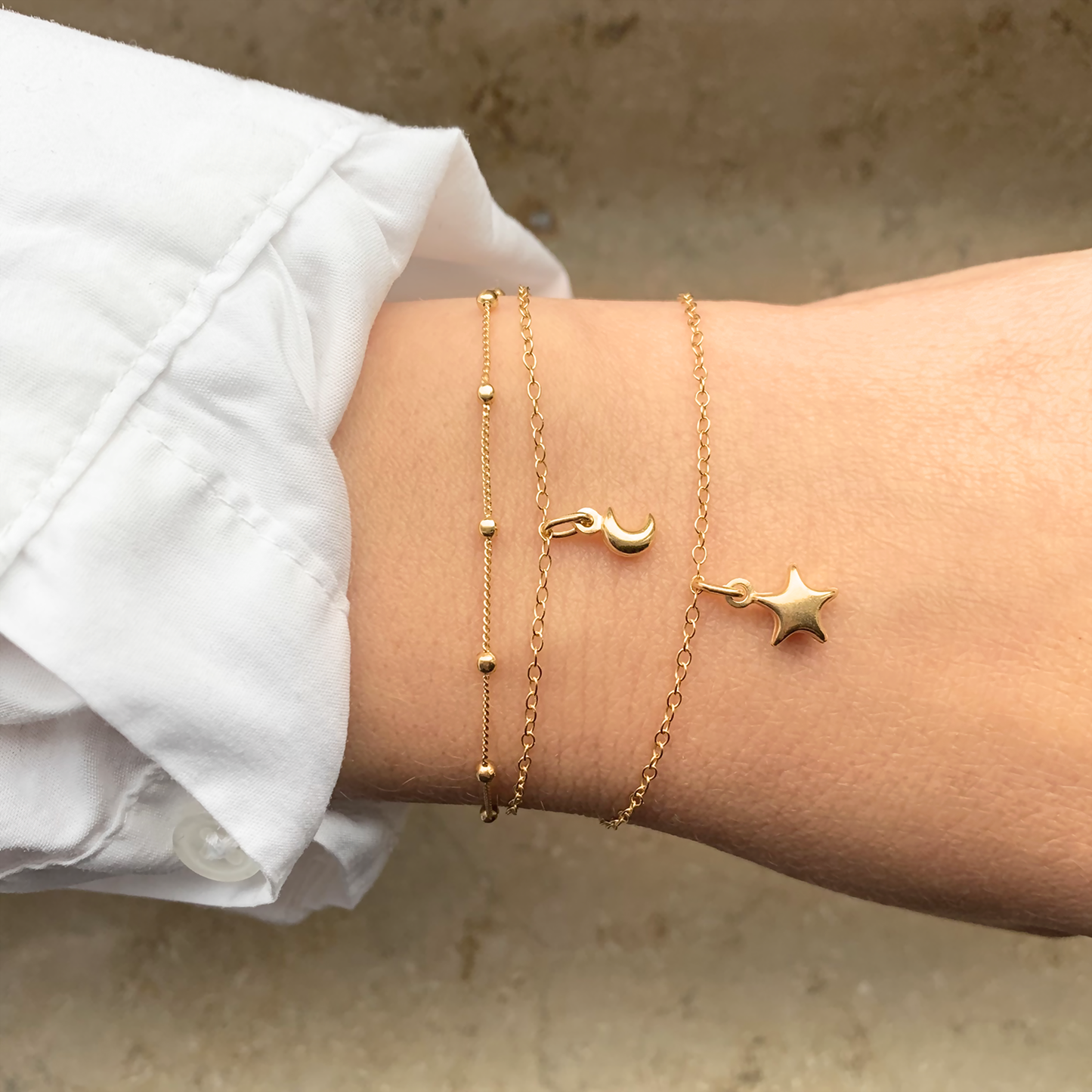 Armbänder aus recyceltem Silber mit 18-Karat Gelbgold Vergoldung, mit Anhänger in Stern Form und Mond Form. In Italien und Deutschland produziert. Nachhaltiger Silberschmuck made in Italy.