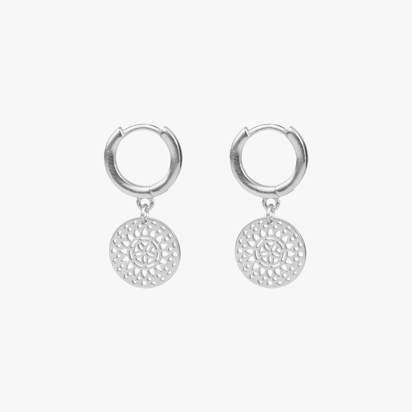Creolen mit runden Mandala Anhängern aus recyceltem 925er Sterling Silber nachhaltig und fair produziert in Europa.