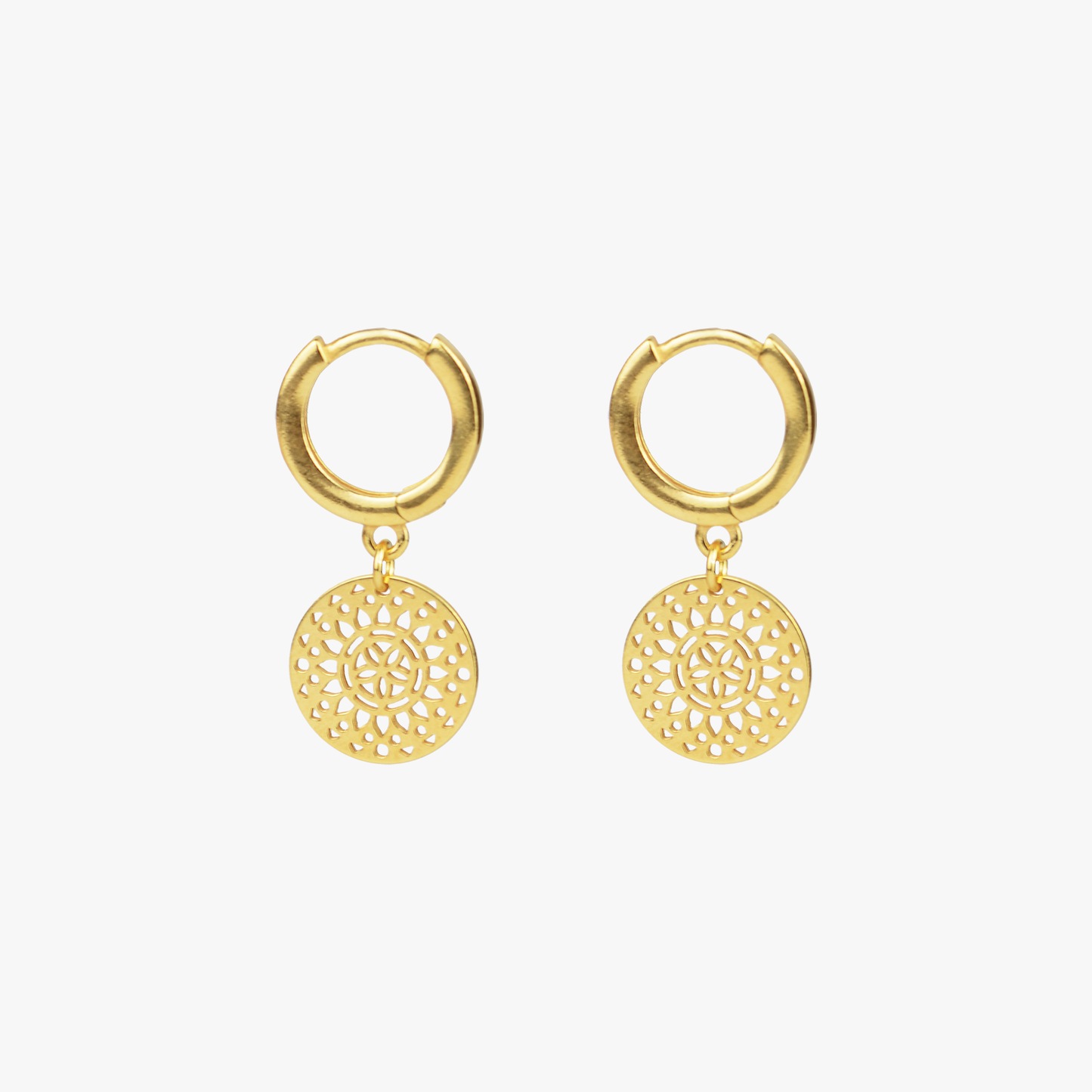 Creolen mit runden Mandala Anhängern aus recyceltem 925er Sterling Silber mit 18-Karat Gelbgold Vergoldung nachhaltig und fair produziert in Europa.