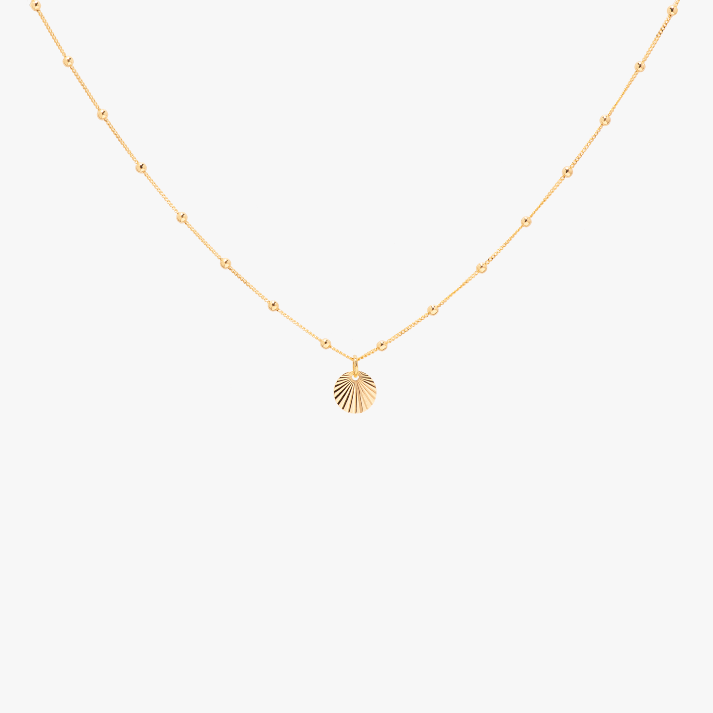 Kugel Kette mit rundem Strahlen Anhänger aus recyceltem 925er Sterling Silber mit 18-Karat Gelbgold Vergoldung nachhaltig und fair produziert in Europa.
