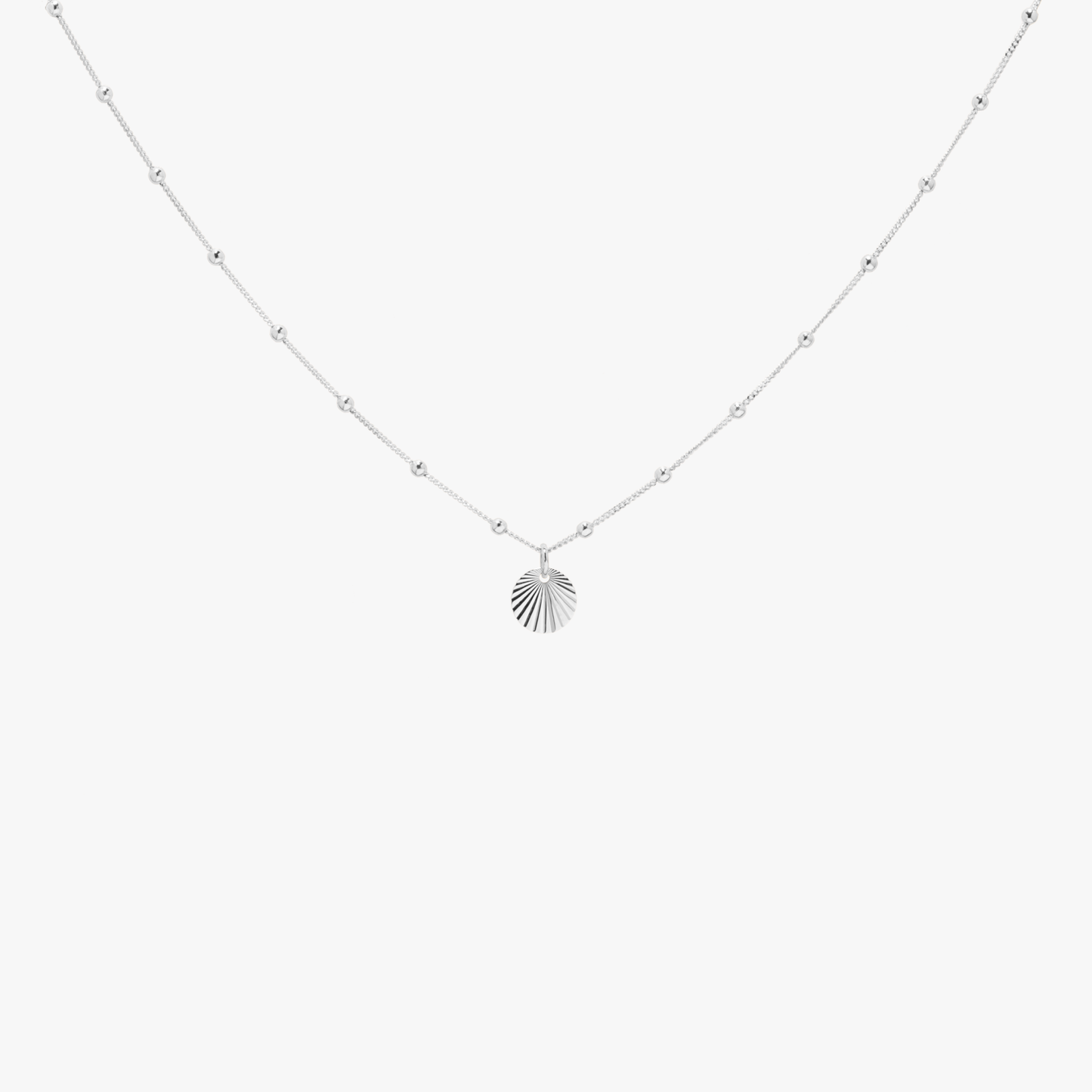 Kugel Kette mit rundem Strahlen Anhänger aus recyceltem 925er Sterling Silber nachhaltig und fair produziert in Europa.